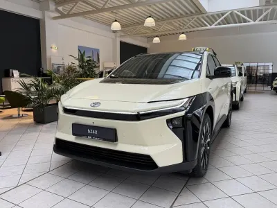Neu Toyota bZ4X Lounge 166 kW (226 PS) 2026 Platinumweiß perleffekt / dach schwarz (weiß) SUV