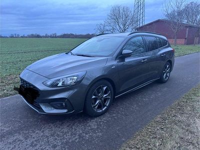 Grau Gebraucht 2019 Ford Focus ST-Line Kombi | 10.500 € (Etwas zu teuer)