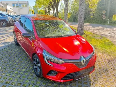 Używany Renault Clio V Evolution 101 KM (74 kW) 2022 Czerwony Sedan/Limuzyna