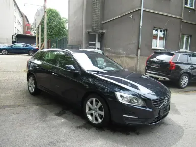 Gebraucht Volvo V60 Kinetic 150 PS (110 kW) 2017 Blau Kombi