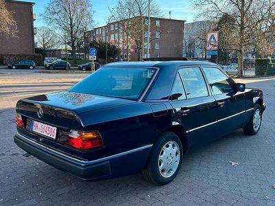 Blau Gebraucht 1993 Mercedes 200 Limousine | 11.680 €