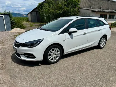 Używany Opel Astra Business Edition 105 KM (77 kW) 2020 Biały Kombi