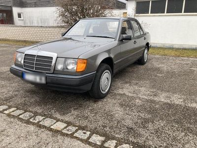 Second-hand Mercedes 230 132 CP (97 kW) 1986 Berlinǎ