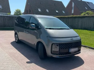 Gebraucht Hyundai Staria Premium 177 PS (130 kW) 2023 Silber Van / Kleinbus