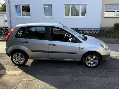 Usado Ford Fiesta 70 HP (51 kW) 2007 Prateado Citadino