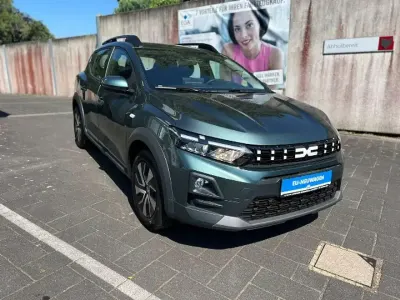 Neu Dacia Sandero Expression 110 PS (80 kW) 2026 Grün Limousine