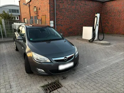 Gebraucht Opel Astra 140 PS (102 kW) 2012 Grau Limousine
