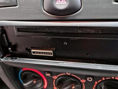 Rot Gebraucht 2011 Renault Clio II Kleinwagen | 2.400 € (Guter Preis)