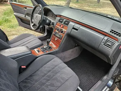 Gebraucht Mercedes E200 Classic 136 PS (100 kW) 1998 Schwarz Limousine