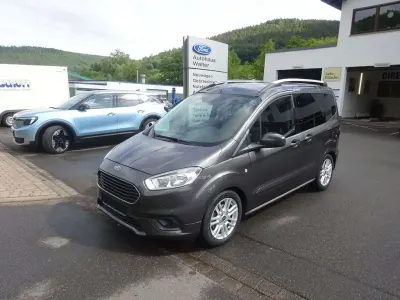 Używany Ford Tourneo Courier Titanium 101 KM (74 kW) 2022 Szary Minivan