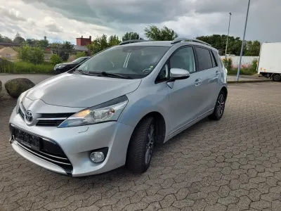 Gebraucht Toyota Verso Edition-S 111 PS (81 kW) 2016 Silber Van / Kleinbus