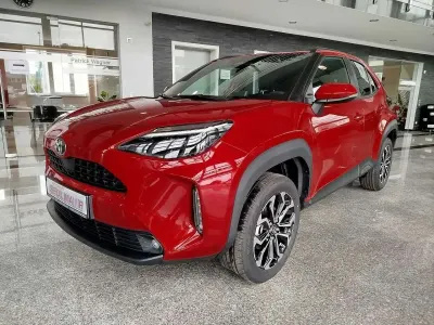 Neu Toyota Yaris Cross Style 131 PS (96 kW) 2026 Rot SUV