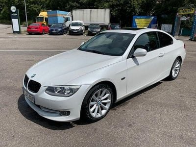 Weiß Gebraucht 2012 BMW 320 M Performance Coupé | 15.999 €