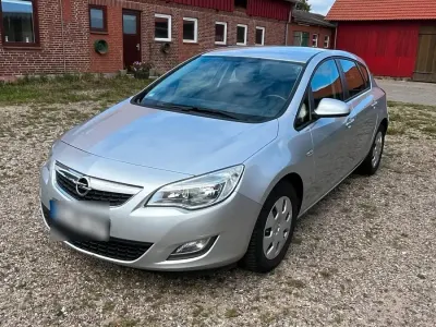 Gebraucht Opel Astra 115 PS (84 kW) 2010 Silber Kleinwagen