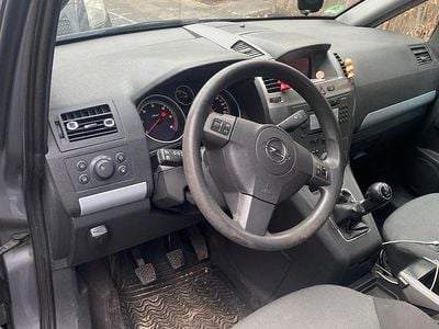 Grau Gebraucht 2007 Opel Zafira Van / Kleinbus | 1.200 € (Fairer Preis)