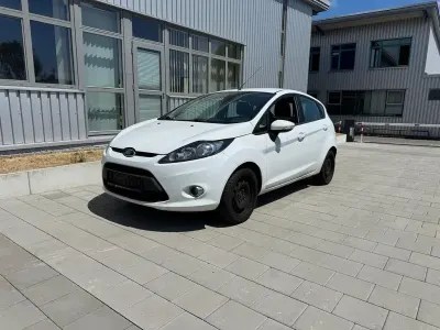 Gebraucht Ford Fiesta Trend 95 PS (69 kW) 2012 Weiß Kleinwagen