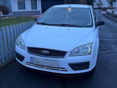 Gebraucht Ford Focus Ambiente 101 PS (74 kW) 2006 Weiß Limousine