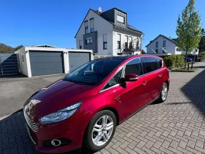 Używany Ford S-MAX Titanium 241 KM (177 kW) 2017 Czerwony Minivan
