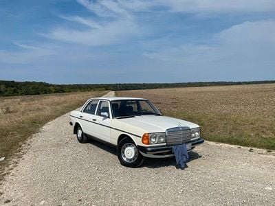 Gebraucht Mercedes 200 1981 Weiß Limousine