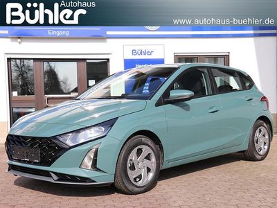 Neu Hyundai i20 Select 90 PS (66 kW) 2025 Mangrove green metallic Kleinwagen