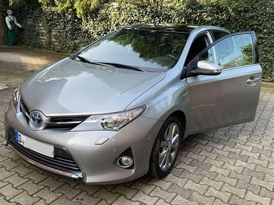 Gebraucht Toyota Auris Hybrid 99 PS (72 kW) 2015 Silber Kombi