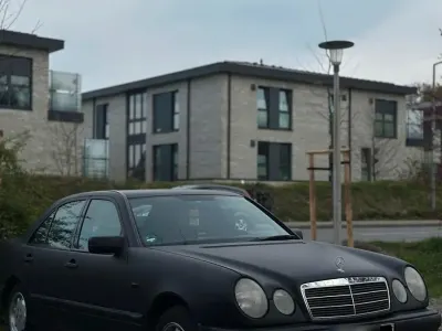 Gebraucht Mercedes E230 150 PS (110 kW) 1995 Schwarz Limousine