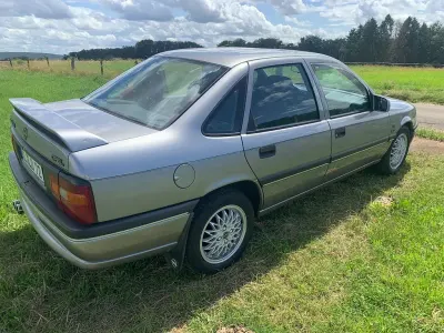 Usado Opel Vectra 90 HP (66 kW) 1993 Prateado Sedan