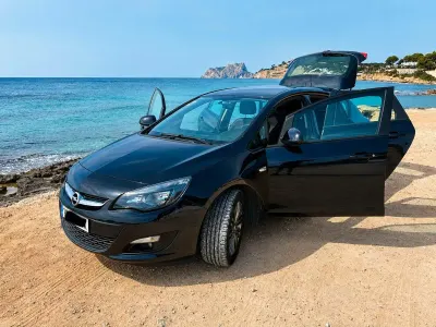 Usata Opel Astra 110 CV (80 kW) 2014 Nero Berlina