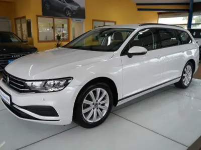 Gebraucht VW Passat Basis 150 PS (110 kW) 2022 Weiß Kombi