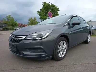 Gebraucht Opel Astra Edition 110 PS (80 kW) 2016 Plat.anthr./rogrey/0j:silbergr Limousine