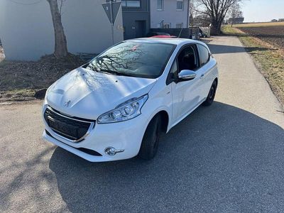 Gebraucht Peugeot 208 Style 82 PS (60 kW) 2013 Weiß Kleinwagen