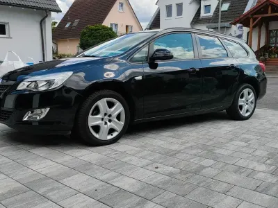 Usata Opel Astra Design Edition 116 CV (85 kW) 2011 Nero Station wagon