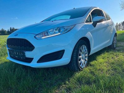Gebraucht Ford Fiesta Ambiente 60 PS (44 kW) 2016 Weiß Kleinwagen