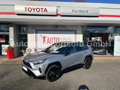 Używany Toyota RAV4 Hybrid Style 218 KM (160 kW) 2025 Srebrny SUV