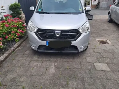 Gebraucht Dacia Lodgy Comfort 102 PS (75 kW) 2018 Silber Van / Kleinbus