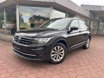 Deep black perleffekt (metallic) Gebraucht 2023 VW Tiguan Life SUV | 25.990 € (Guter Preis)