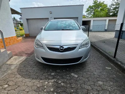 Gebraucht Opel Astra 101 PS (74 kW) 2010 Silber Limousine