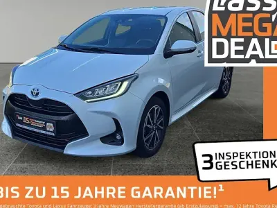 Gebraucht Toyota Yaris Hybrid Team 116 PS (85 kW) 2022 Weiß Limousine
