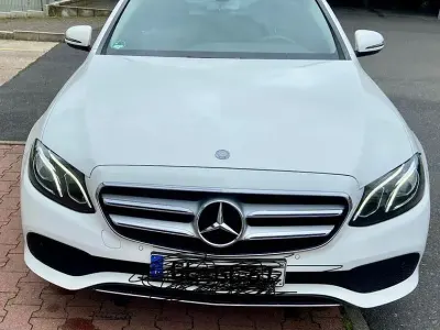 Gebraucht Mercedes E220 Avantgarde 194 PS (142 kW) 2016 Weiß Limousine