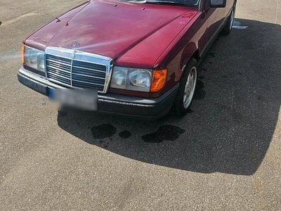 Gebraucht Mercedes E230 143 PS (105 kW) 1985 Rot Limousine