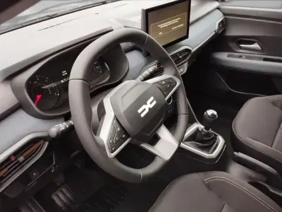 Neu Dacia Sandero Expression 122 PS (89 kW) 2026 Gelb Limousine