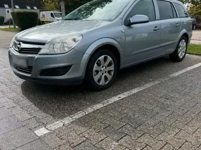 Gebraucht Opel Astra 101 PS (74 kW) 2008 Silber Limousine