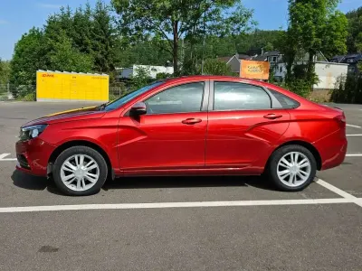 Gebraucht Lada Vesta 106 PS (77 kW) 2017 Rot Limousine