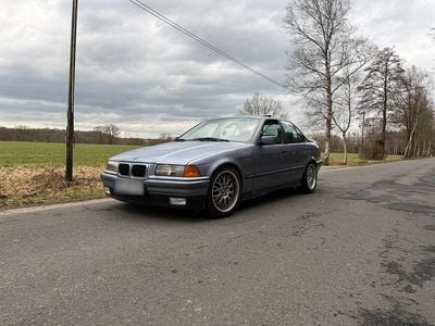 Gebraucht BMW 318 115 PS (84 kW) 1997 Blau Limousine