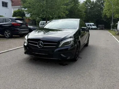 Gebraucht Mercedes A180 122 PS (89 kW) 2013 Schwarz Kleinwagen
