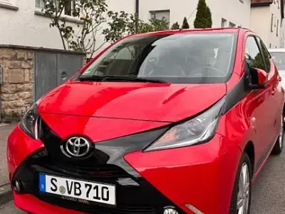 Gebraucht Toyota Aygo 68 PS (50 kW) 2015 Rot Kleinwagen