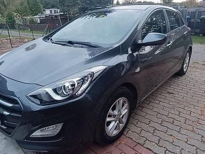 Grau Gebraucht 2016 Hyundai i30 Trend Limousine | 11.950 € (Etwas zu teuer)