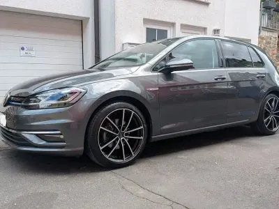 Gebraucht VW Golf VII Comfortline 131 PS (96 kW) 2019 Grau Limousine