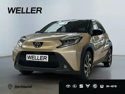 Gebraucht Toyota Aygo 72 PS (52 kW) 2023 Ginger beige metallic / dach mysticschwarz mica Kleinwagen