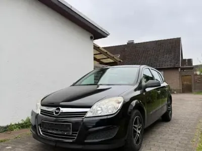 Używany Opel Astra 90 KM (66 kW) 2009 Czarny Sedan/Limuzyna